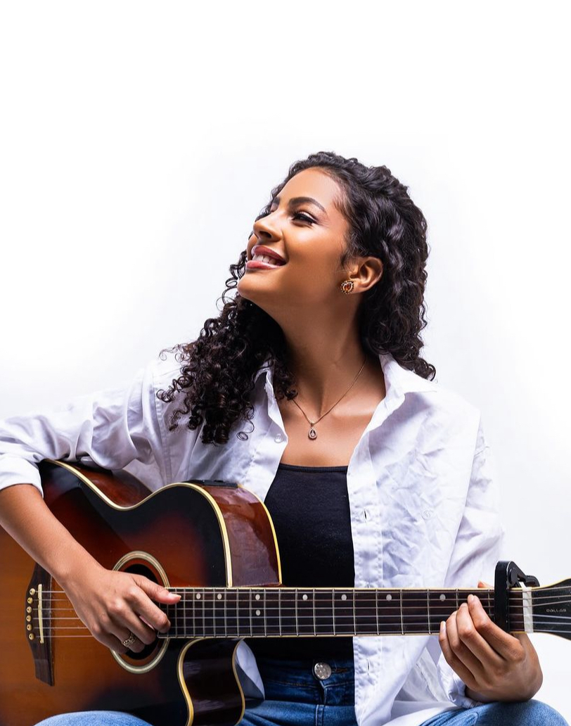 Leticia Correia cantando en concierto en vivo